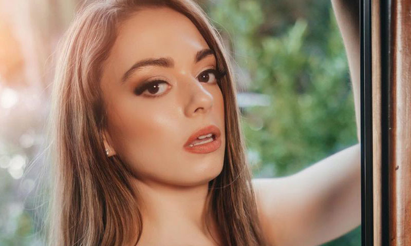 Sophia Burns porn model